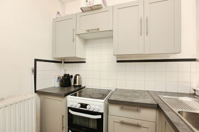 Flat 2, 4, St. James Road, Torquay photo 4