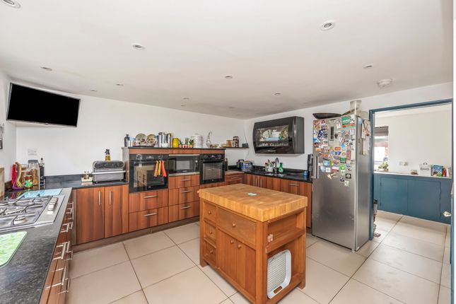 36 Benhams Drive, Horley photo 2