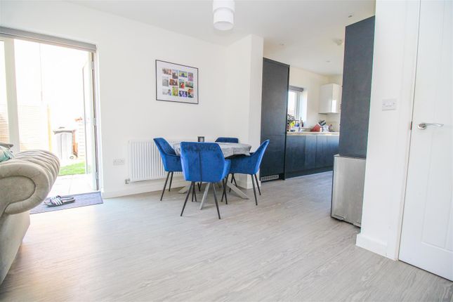 96, Barnfield Way, Harlow photo 4