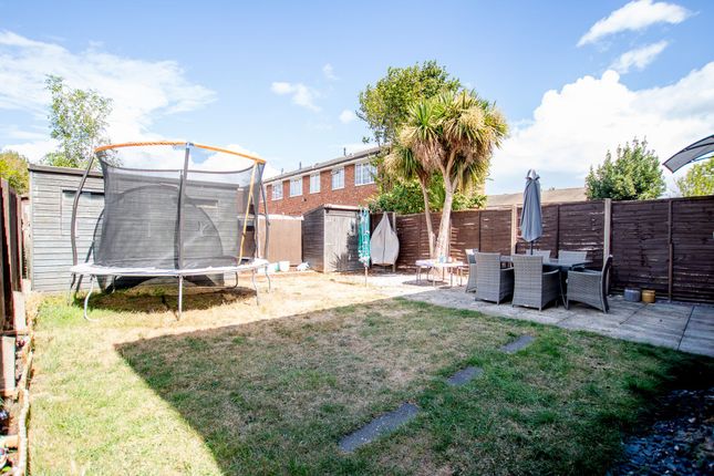 42 Somertons Close, Guildford photo 2
