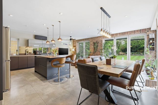 33 Spareleaze Hill, Loughton photo 2