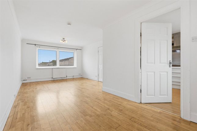 25, Almond Court, Stirlingshire photo 4
