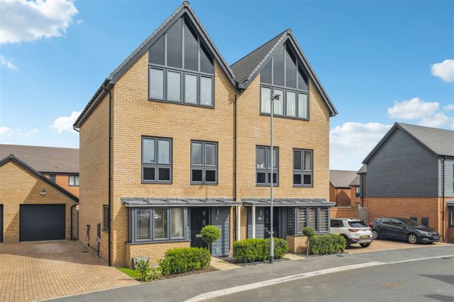 Town house for sale in Colosseum Drive, Dunstable