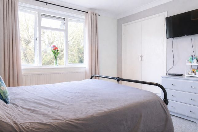 12, Sleets Road, Broadbridge Heath, Horsham photo 4