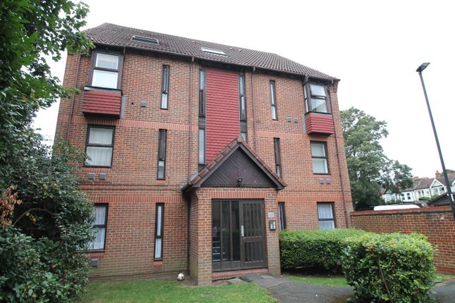 Flat to rent in Pilgrims Close, Palmers Green