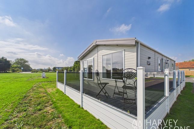 2-bed house on Pakefield Holiday Park, Arbor Lane, Pakefield, £260,000