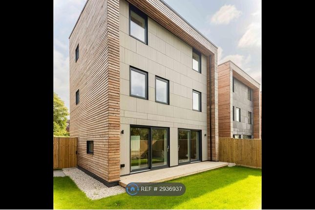 4-bed detached on Drighlington, Bradford, £2,250/mo
