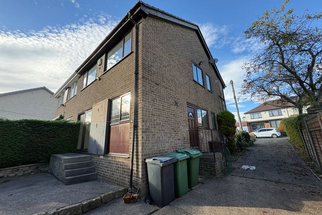 11, Woodhall Park Mount, Pudsey photo 2