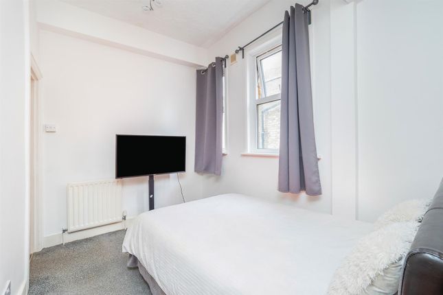 2, 51, St. James Road, Sutton photo 4