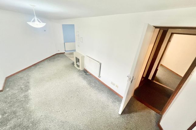 50, Ellfield Court, Northampton photo 2