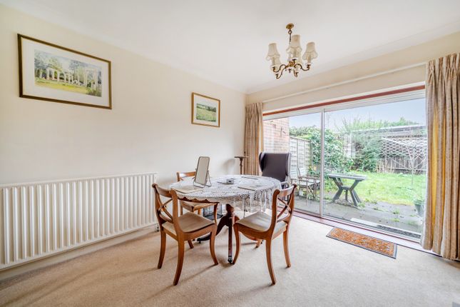 11, Thamesfield Court, Shepperton photo 3