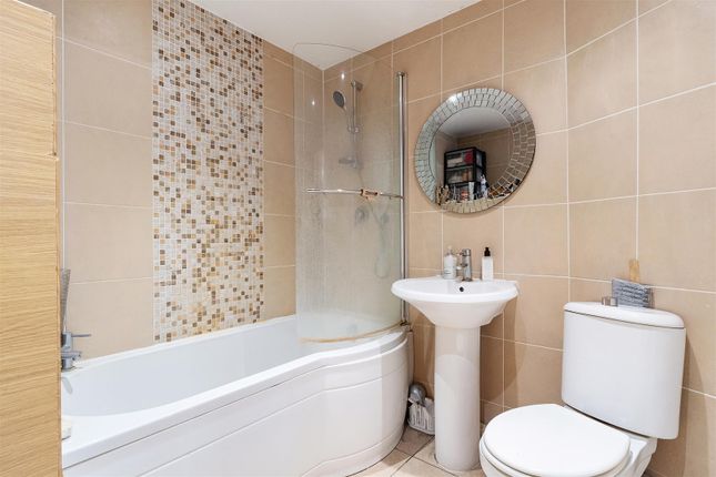 Flat for sale in Alders Close, London