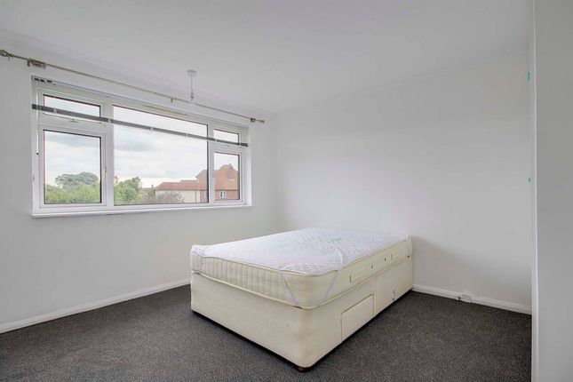 8 Forbon Court, Littlehampton photo 4