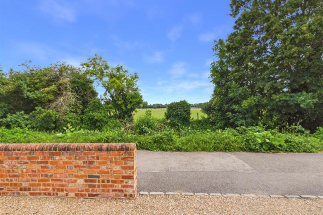 7, Willow Walk, Chertsey photo 2