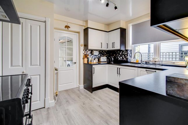 16, Hedley Crescent, Wakefield photo 2