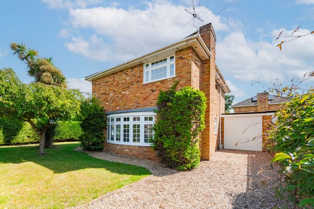 2 Elgarth Drive, Wokingham photo 2