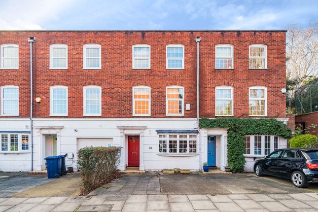 Town house for sale in Regal Close, Ealing