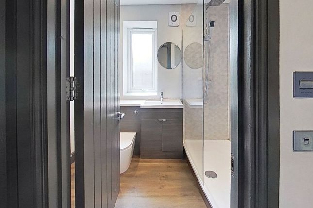 Flat A, 72 Greyhound Lane, London photo 5