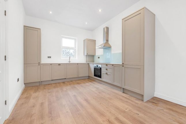 Top Floor Flat, 16, Sulina Road, London photo 4