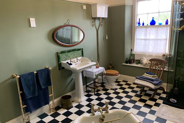 Croft House - Main Bathroom