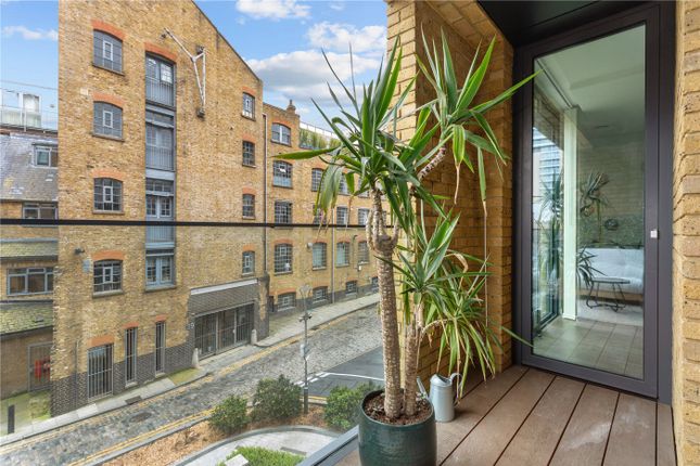 Flat for sale in Bridle Mews, London