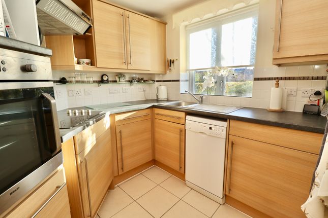 28 Avalon Court, Newport, Lincoln photo 3