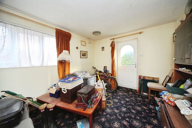 6, Linbridge Way, Luton photo 2