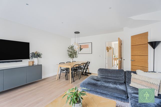12 Vicars Moor Lane, London photo 4