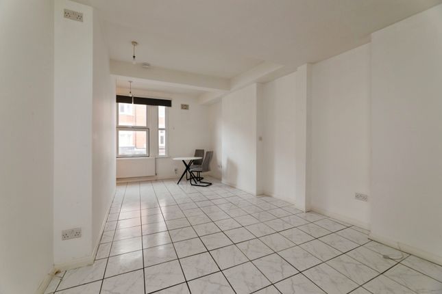 Flat 2, 22 Courtenay Mews, London photo 2