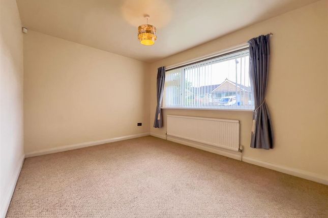 6 Woodvale Close, Chesterfield photo 2