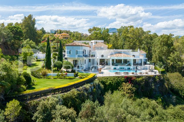 Thumbnail Villa for sale in El Herrojo, Benahavis, Malaga