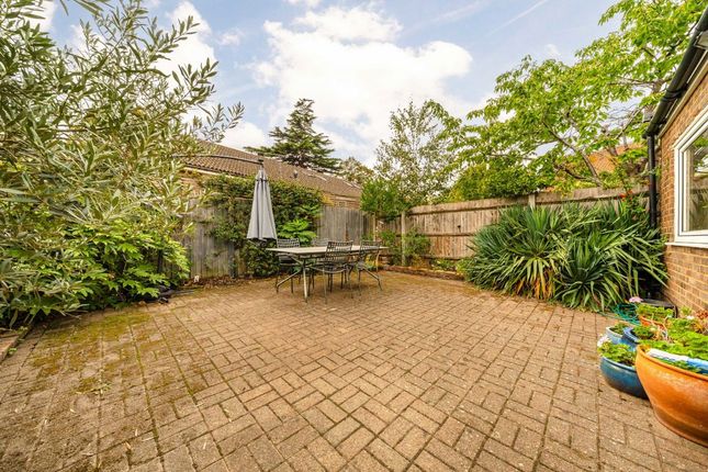 40, Varna Road, Hampton photo 4