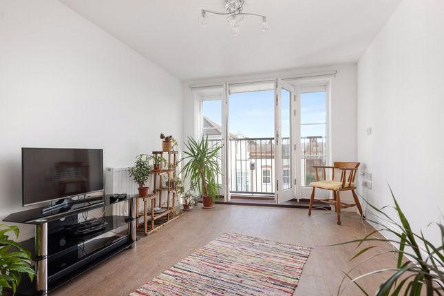 Flat for sale in The Parade, Epsom, Surrey