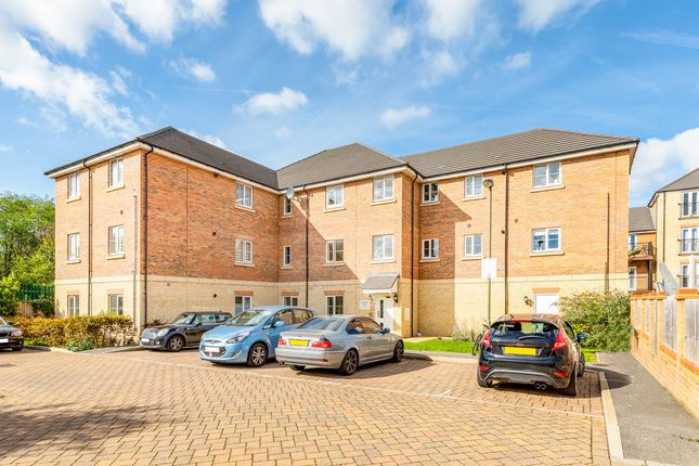 Thumbnail Flat for sale in Winter Close, Epsom