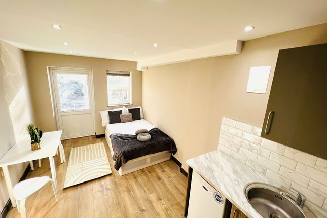 Room to rent in Queens Road, Feltham