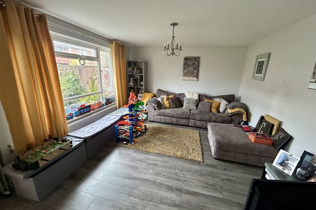 34 Skarnings Court, Winters Way, Waltham Abbey photo 2