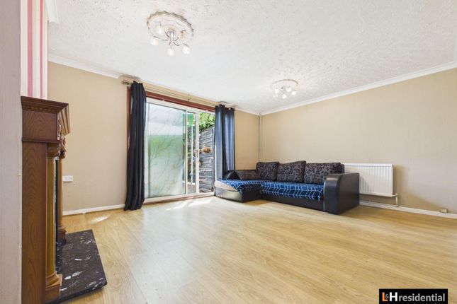 52 Byron Avenue, Borehamwood photo 3