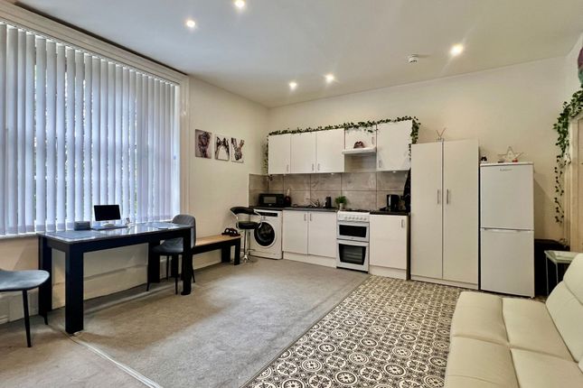 Flat 2c, Bishopsmead, Taunton photo 3