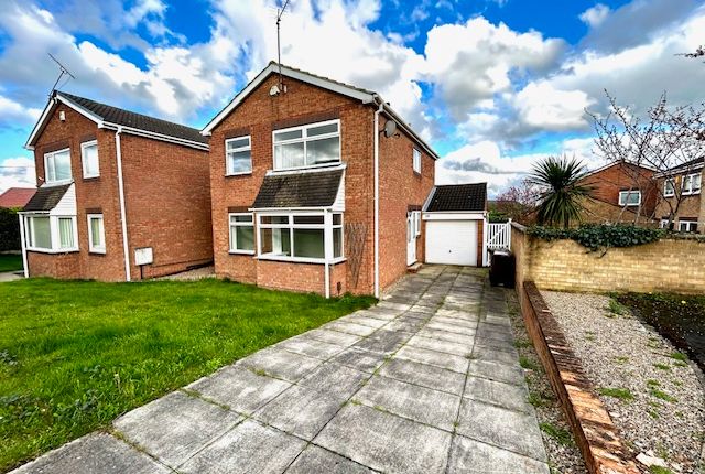 Detached house to rent in Glastonbury Avenue, Wakefield
