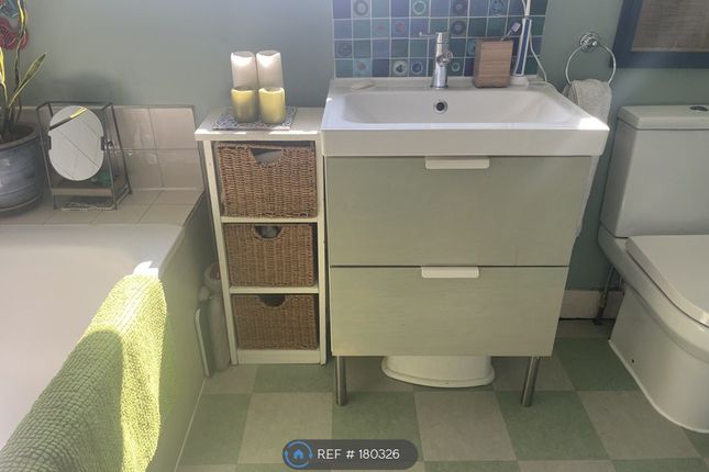 Bathroom (First Floor)