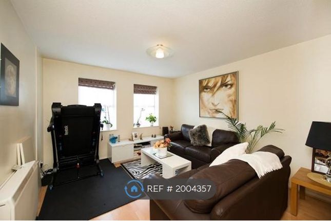 Flat to rent in County Road, London