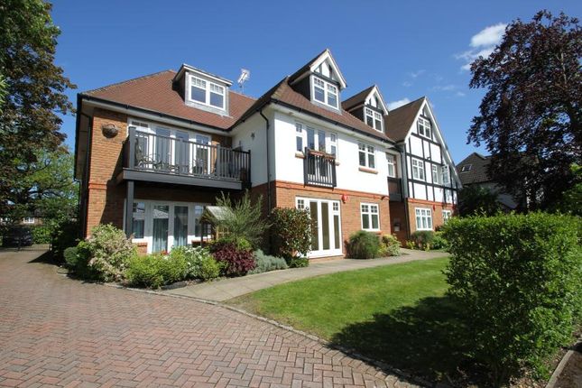 Thumbnail Flat to rent in West Hill Road, Hook Heath, Woking