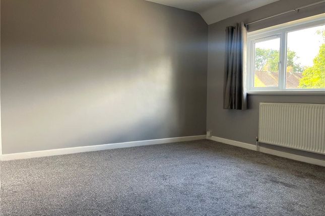Room 3, 48, Yew Tree Drive, Surrey photo 4