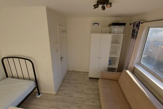 Thumbnail Room to rent in Howell Close, Chadwell Heath, Romford