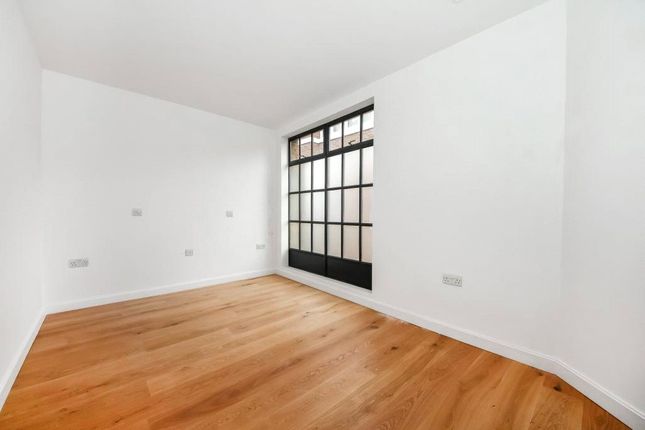End terrace house for sale in Water Lane, Richmond