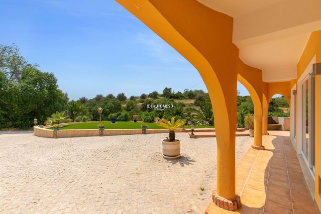 Villa for sale in Armação De Pêra, Portugal