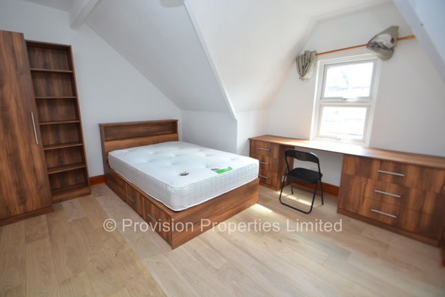 Manor Drive, Hyde Park photo 5