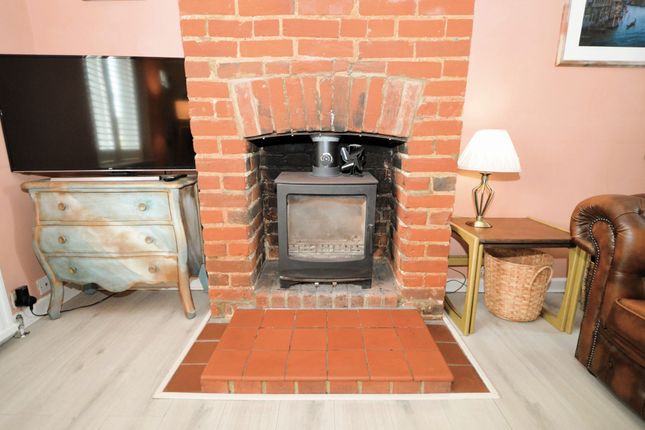 9 Connaught Road, Bagshot photo 4