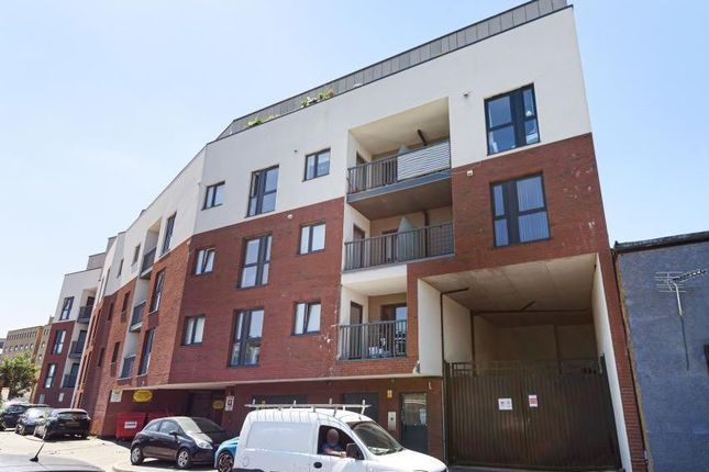 Flat to rent in Lyons Way, Slough