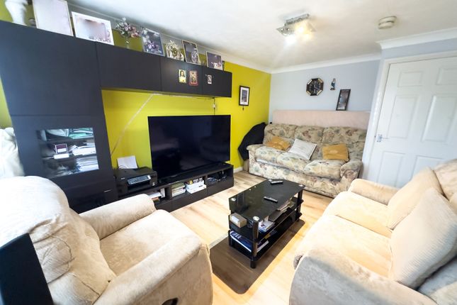 8, Seathwaite Close, Manchester photo 4